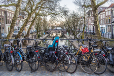 909041 Gezicht op de Oudegracht te Utrecht, vanaf de Weesbrug, met op de voorgrond een aantal fietsen en op de ...